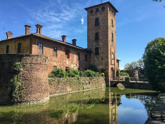 Immagine che contiene aria aperta, edificio, cielo, albero

Descrizione generata automaticamente